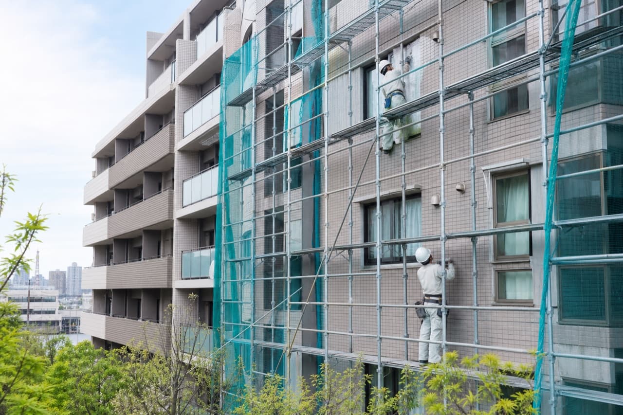 足場を組んで計画的に外壁修繕を行うマンション