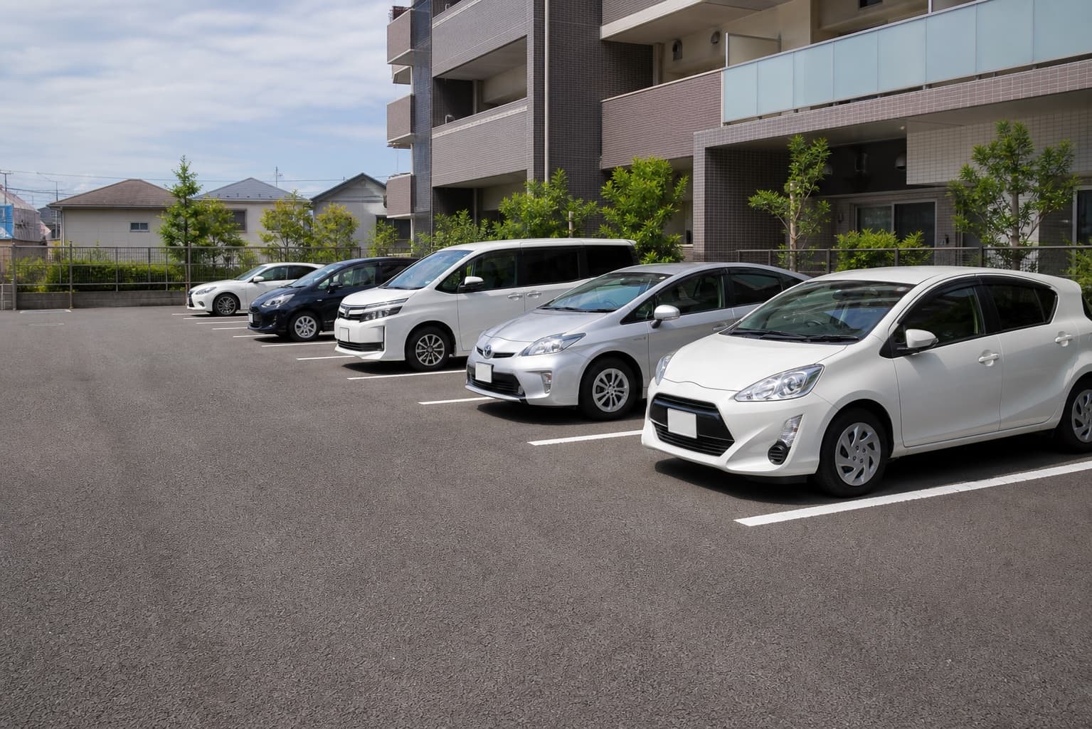 マンション横の平面駐車場