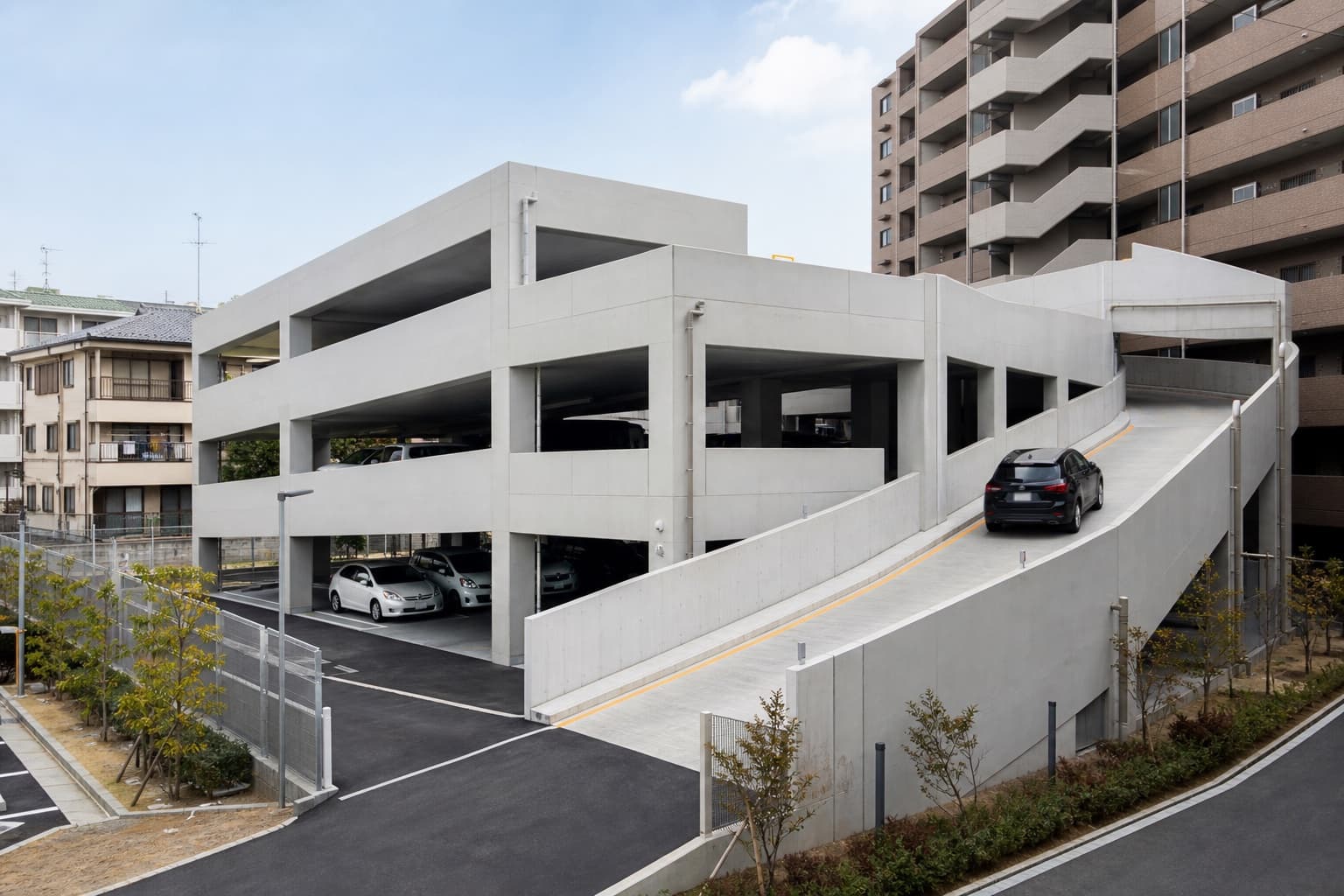 スロープで各階へ移動する自走式駐車場