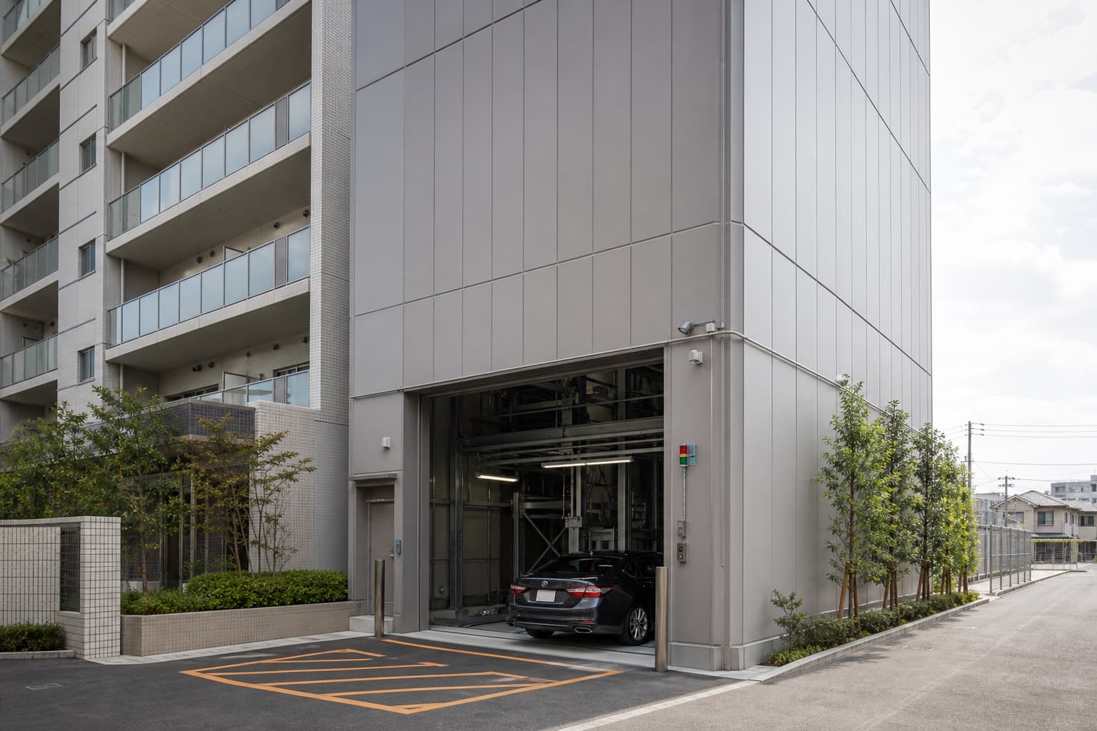 マンションに設置されたタワー式駐車場の入庫口