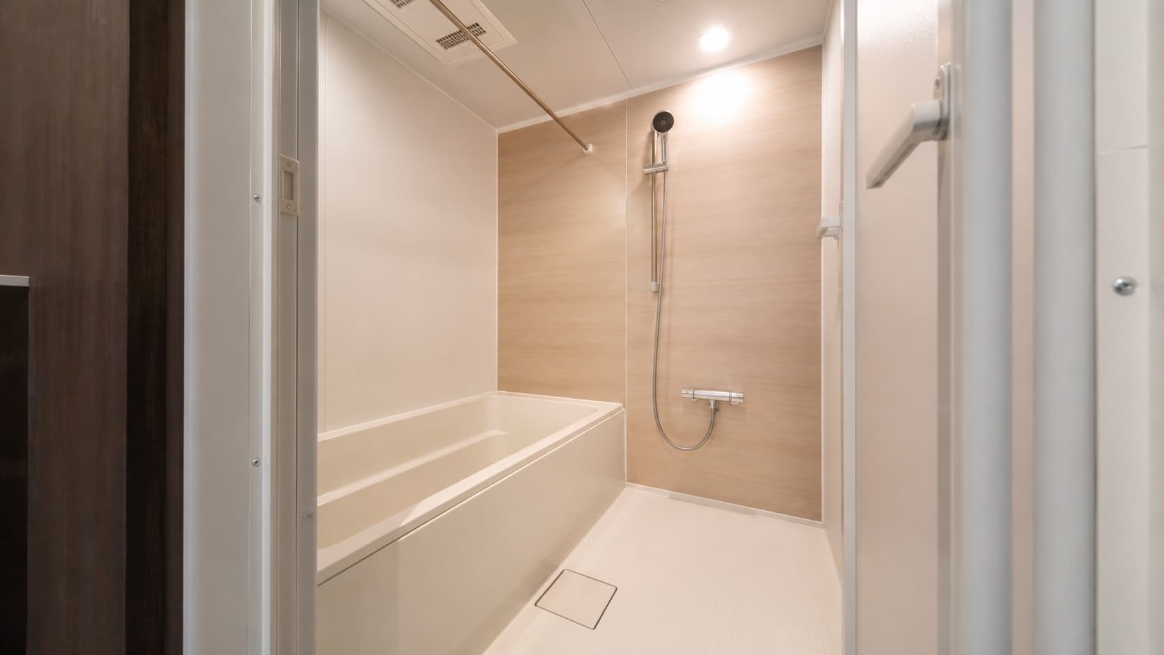 浴槽と洗い場だけを備え、洗面台とトイレがない1点ユニットバス