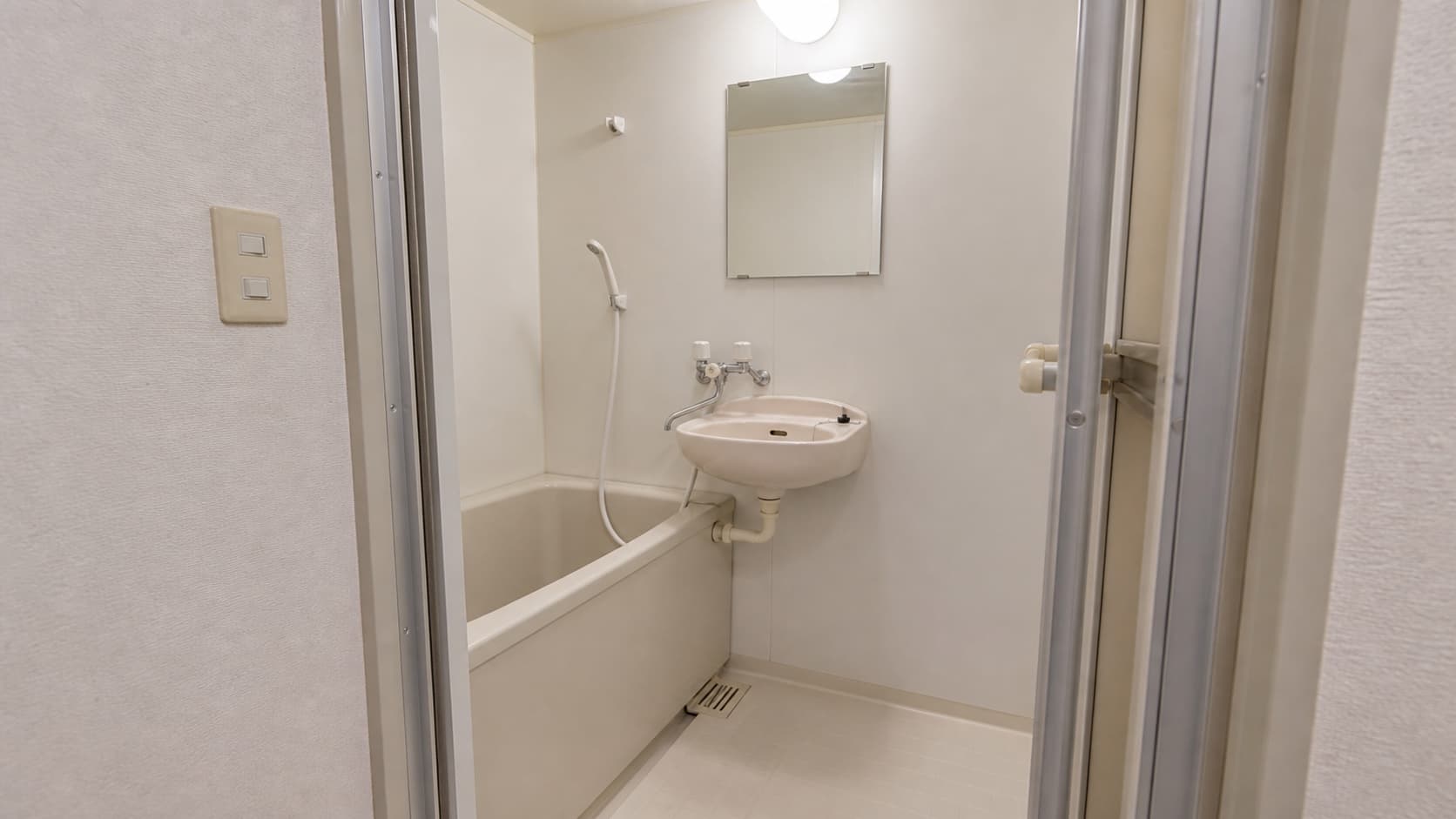 浴槽、洗い場、小型洗面台を同じ室内に備え、トイレがない2点ユニットバス